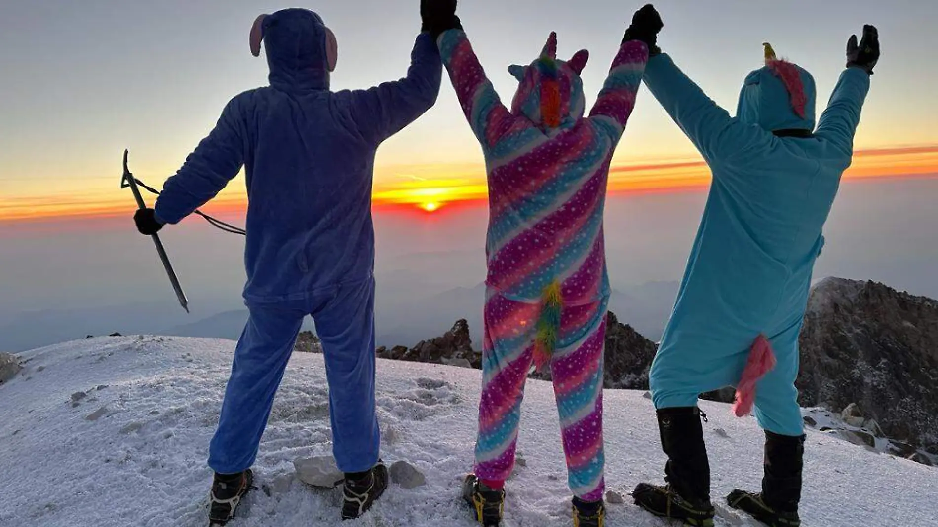 Alpinistas suben a la cima del Pico de Orizaba, en mamelucos